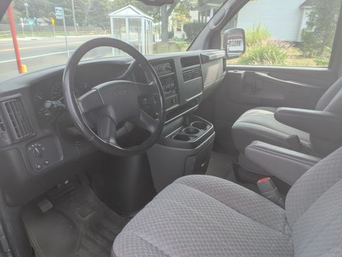 Used 2006 GMC Savana 3500 LS image 17