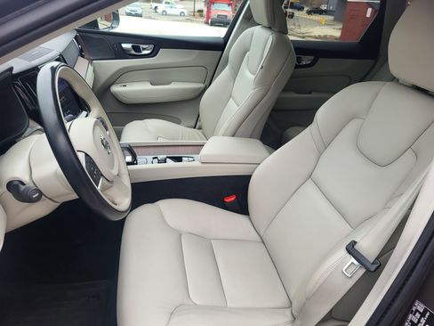 Used 2022 Volvo XC60 B5 Momentum image 11