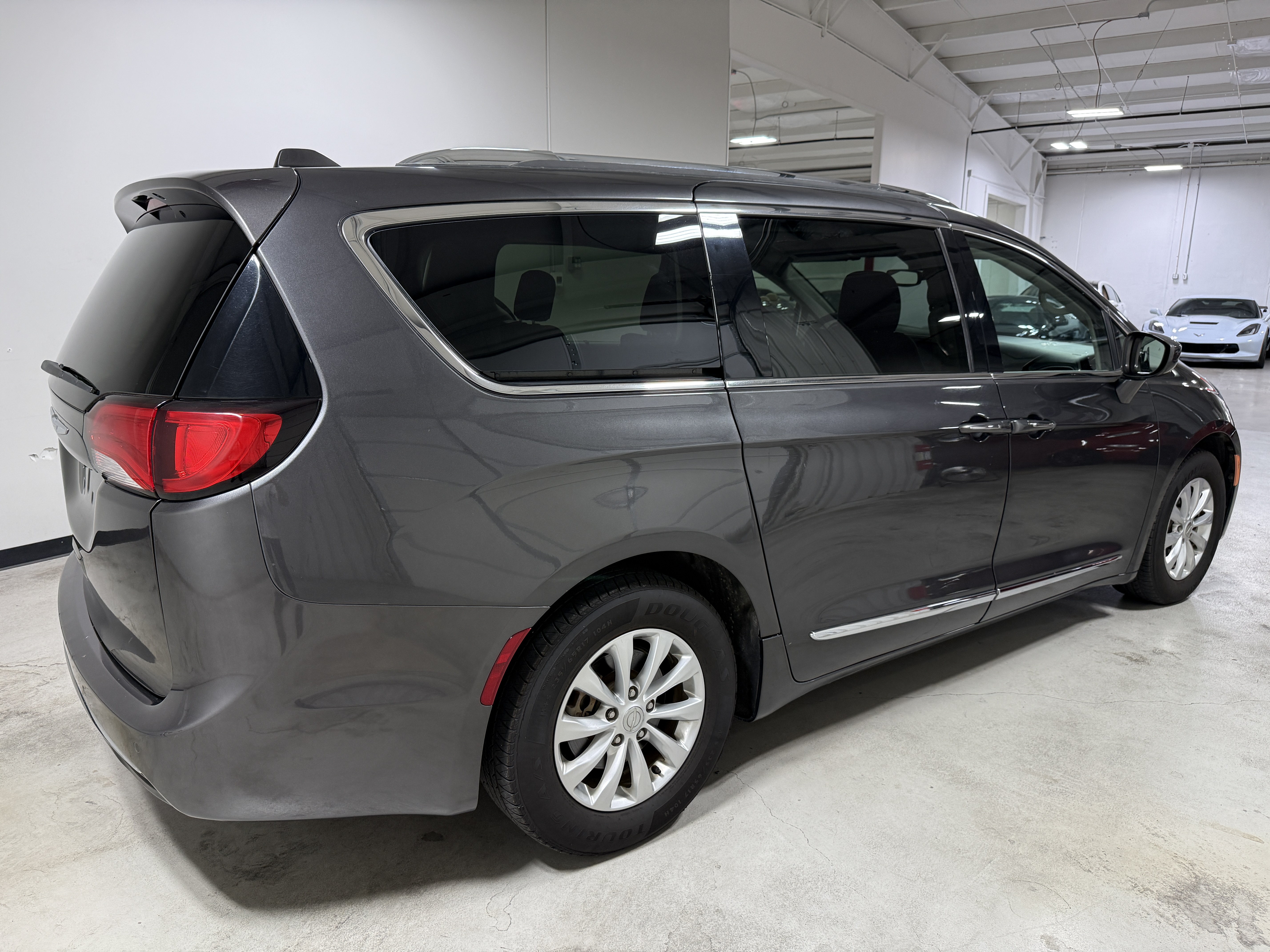Used 2018 Chrysler Pacifica Touring-L FWD image 4