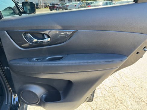 Used 2017 Nissan Rogue SV image 15