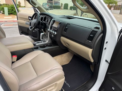 Used 2011 Toyota Sequoia Limited image 27