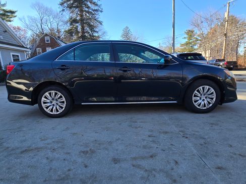 Used 2012 Toyota Camry image 2