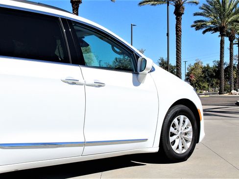 Used 2017 Chrysler Pacifica Touring-L image 4