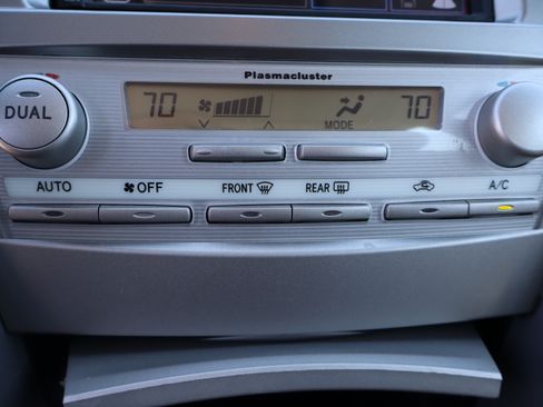 Used 2011 Toyota Camry XLE image 27