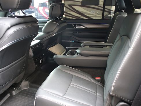 Used 2023 Jeep Grand Wagoneer 4WD Series II image 15