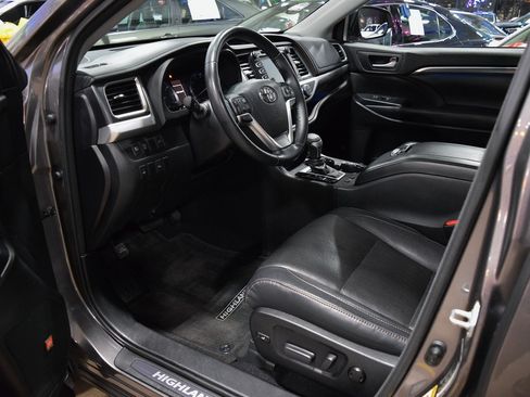 Used 2017 Toyota Highlander Limited image 17
