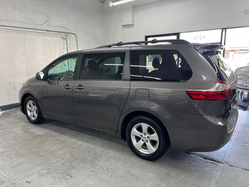 Used 2017 Toyota Sienna LE image 4
