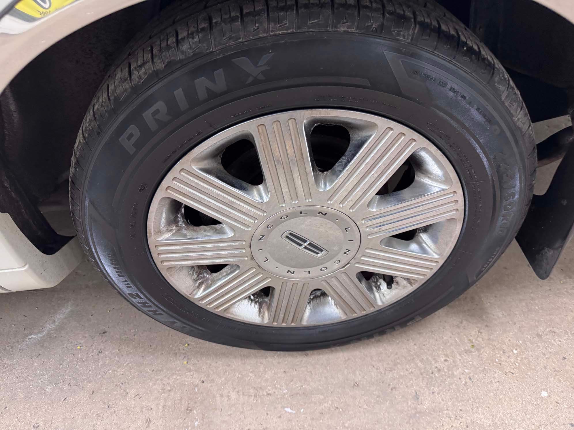 Used 2004 Lincoln Town Car Ultimate RWD image 26