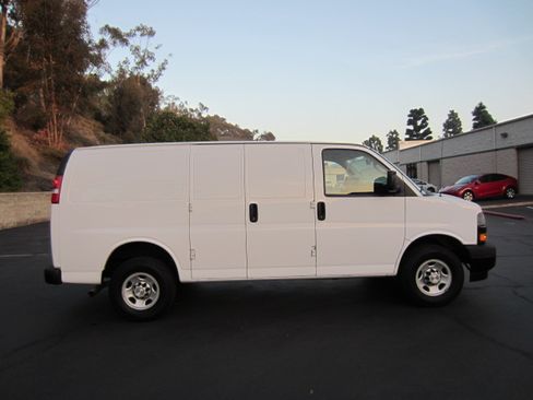 Used 2019 Chevrolet Express 2500 LT image 2