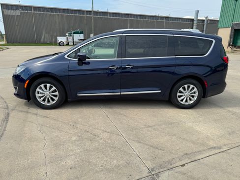 Used 2018 Chrysler Pacifica Touring-L image 4
