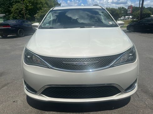 Used 2019 Chrysler Pacifica Touring-L Plus FWD image 8