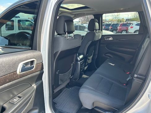 Used 2012 Jeep Grand Cherokee Laredo AWD/4WD image 12