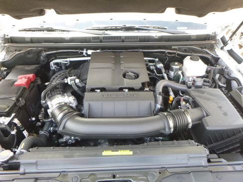 Used 2024 Nissan Frontier 4x4 Crew Cab image 35