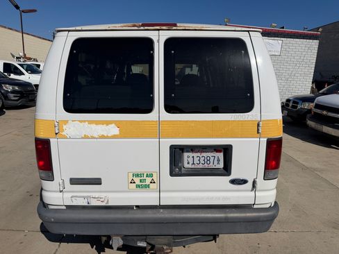 Used 2006 Ford E-350 and Econoline 350 Super Duty Wagon RWD image 3