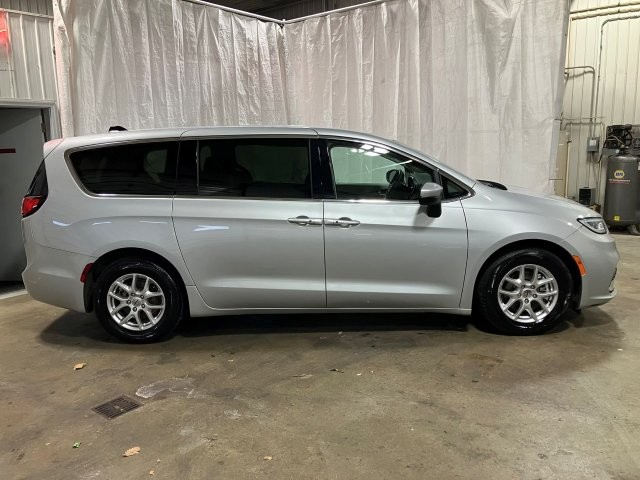 Used 2023 Chrysler Pacifica Touring-L FWD image 31