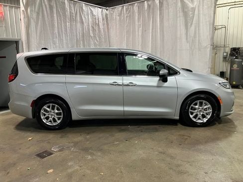 Used 2023 Chrysler Pacifica Touring-L image 31