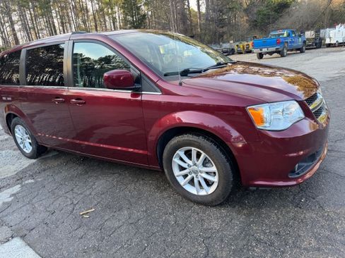 Used 2018 Dodge Grand Caravan SXT image 5