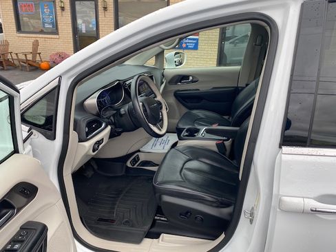 Used 2018 Chrysler Pacifica Limited image 22