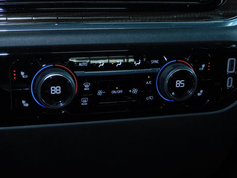 Used 2025 Chevrolet Silverado 1500 LT image 7