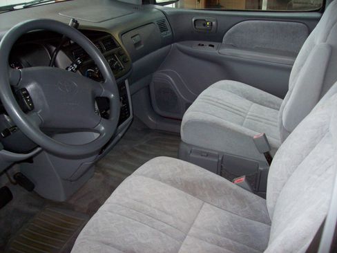 Used 2000 Toyota Sienna LE image 8