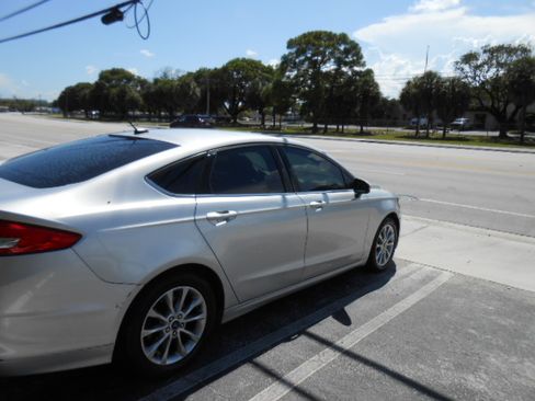 Used 2017 Ford Fusion SE FWD image 5
