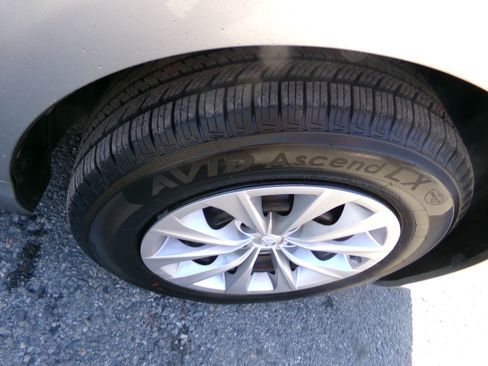 Used 2016 Toyota Camry LE image 4