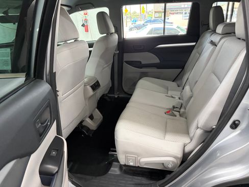 Used 2014 Toyota Highlander FWD LE V6 image 12