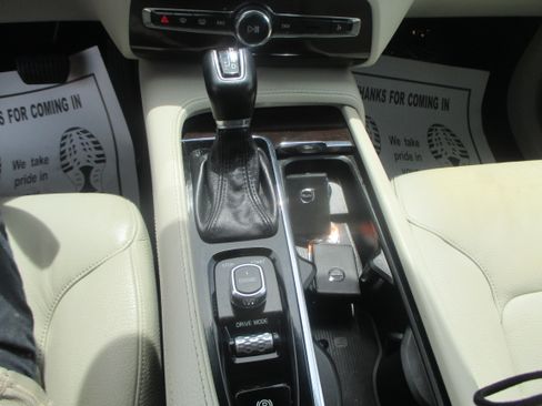 Used 2016 Volvo XC90 T6 Momentum image 8