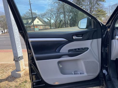 Used 2017 Toyota Highlander SE image 8