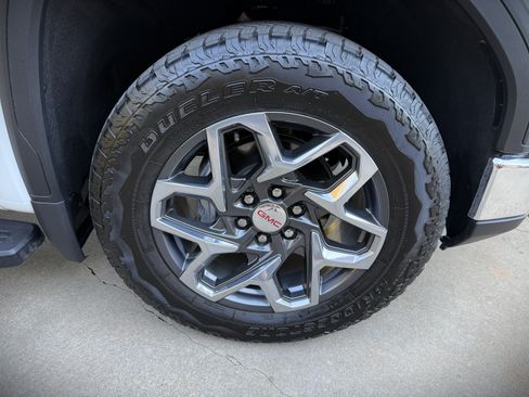 Used 2025 GMC Sierra 1500 SLT image 13