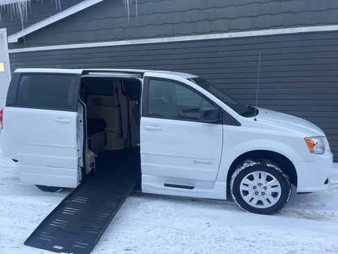 Used 2016 Dodge Grand Caravan SE image 4