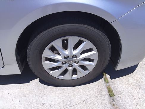 Used 2014 Toyota Prius Plug-In Hybrid FWD image 40