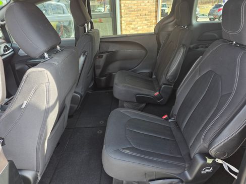 Used 2019 Chrysler Pacifica Touring Plus image 6