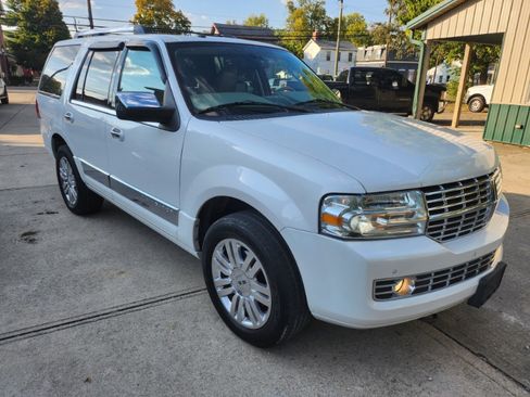 Used 2011 Lincoln Navigator image 3