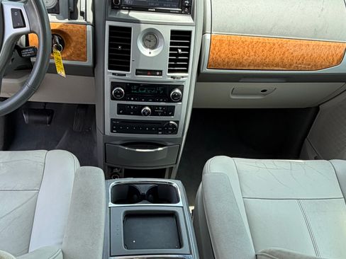 Used 2009 Chrysler Town & Country Limited FWD image 13