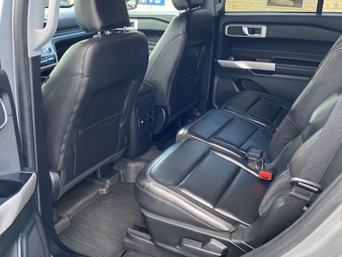 Used 2022 Ford Explorer XLT image 28