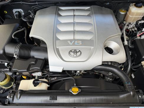 Used 2013 Toyota Land Cruiser image 32