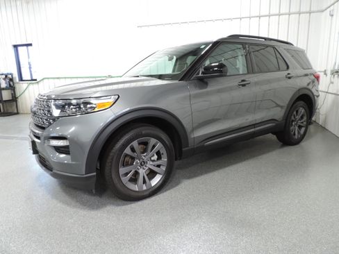 Used 2023 Ford Explorer XLT image 2