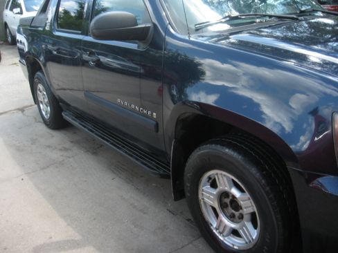 Used 2008 Chevrolet Avalanche 4x4 image 3
