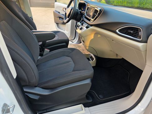 Used 2022 Chrysler Voyager LX image 12