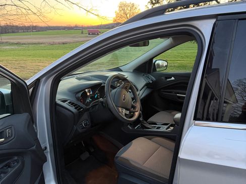 Used 2017 Ford Escape SE image 6