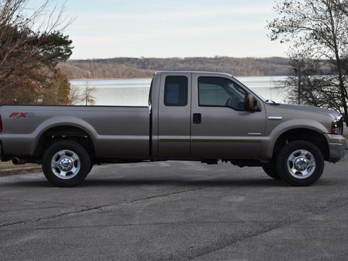 Used 2005 Ford F250 XLT image 2