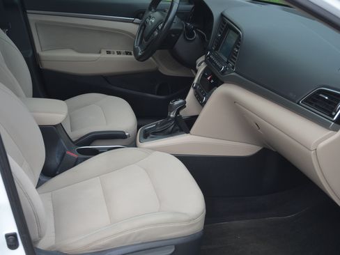 Used 2017 Hyundai Elantra SE image 11