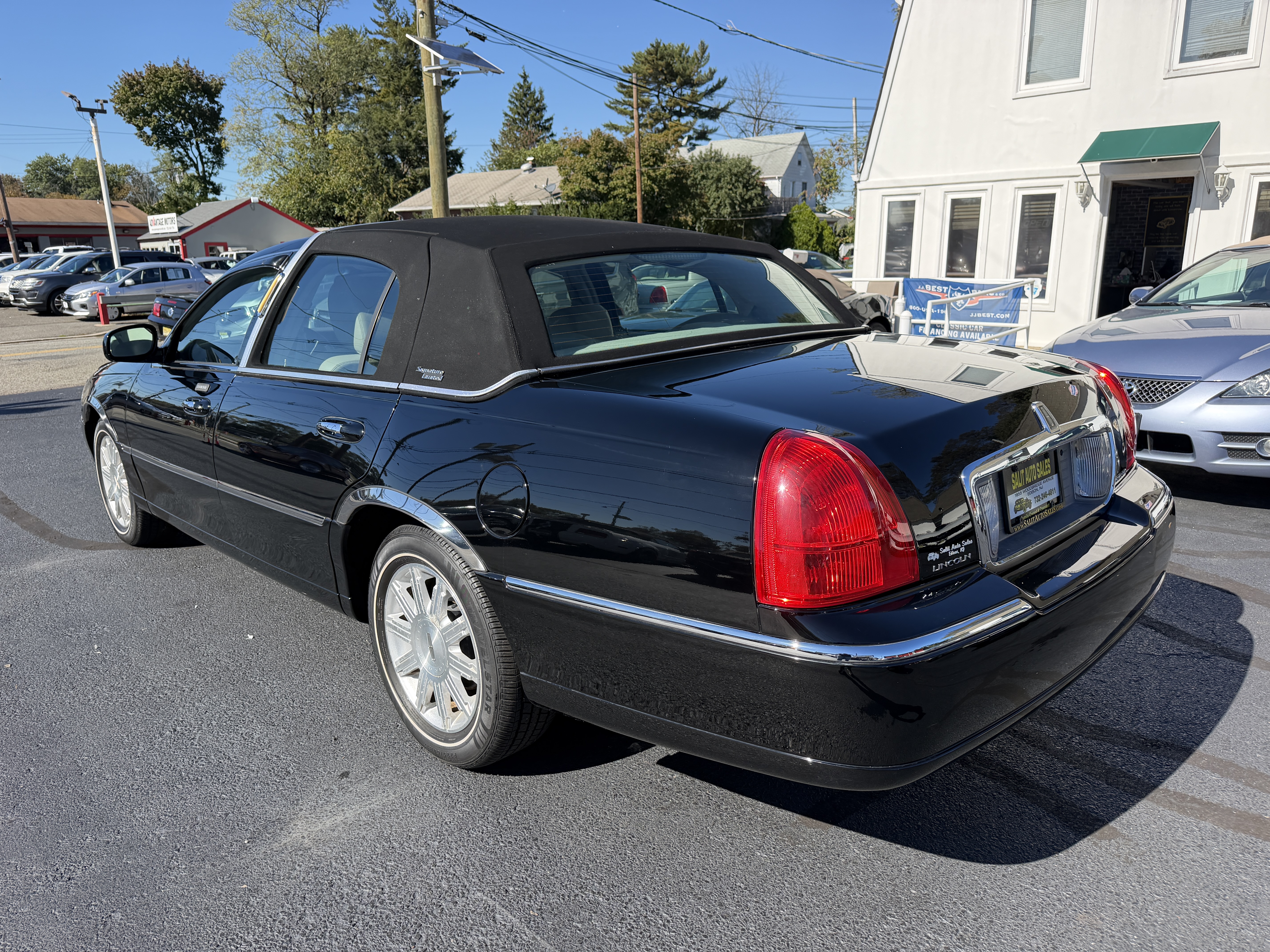 Used 2011 Lincoln Town Car Signature Limited RWD image 43
