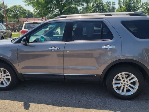 Used 2013 Ford Explorer FWD XLT image 2
