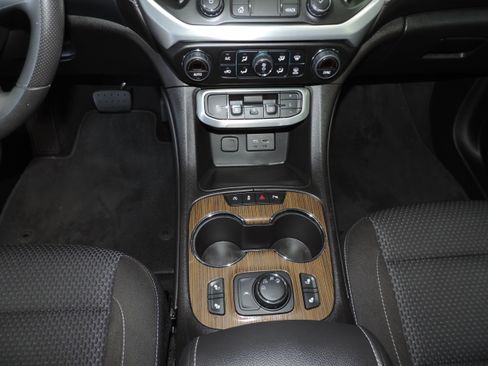 Used 2023 GMC Acadia SLE image 32