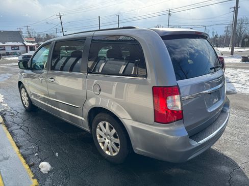 Used 2016 Chrysler Town & Country Touring image 4