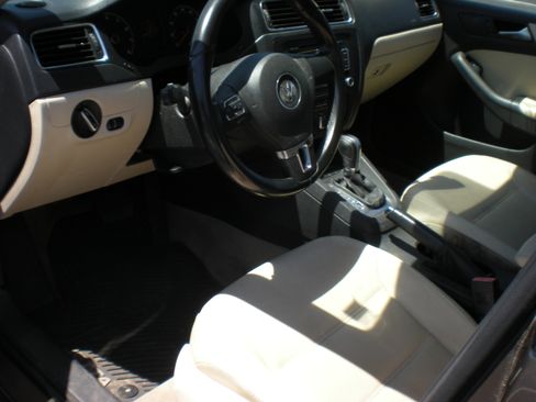 Used 2011 Volkswagen Jetta SE Sedan FWD image 3