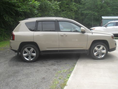 Used 2016 Jeep Compass 4WD Latitude image 3