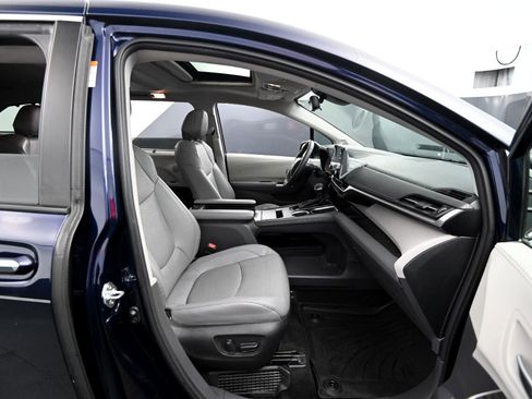 Used 2022 Toyota Sienna Limited image 53